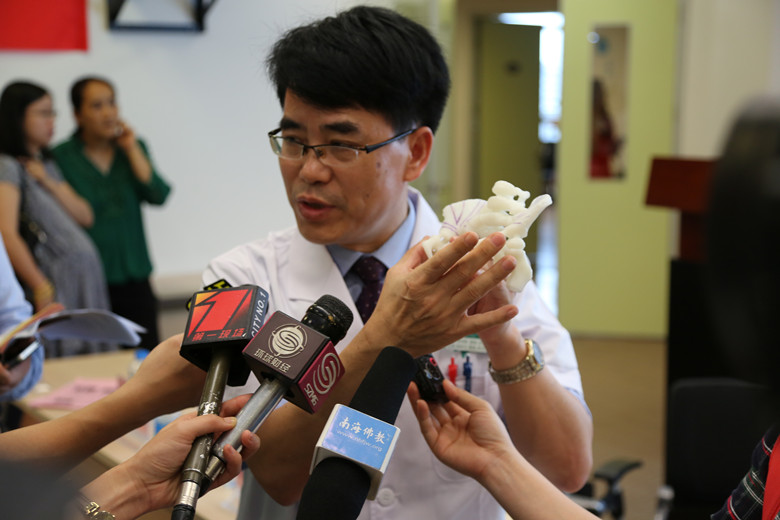 06 主任医生接受媒体采访_副本